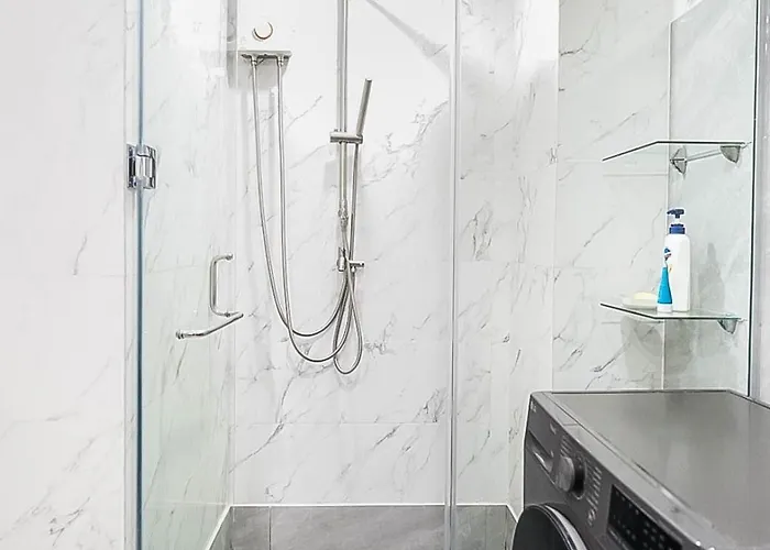 Stylish 1 Bedroom With Balcony & Quality Bed
